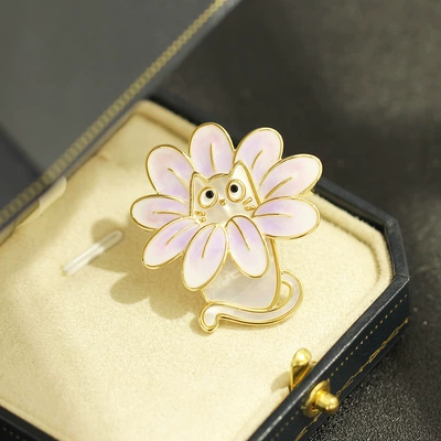 Eco-Friendly Electroplated Purple and Yellow Enamel Shell Cat Brooch, Cute High-End Animal Pet Pin Accessory for Women
