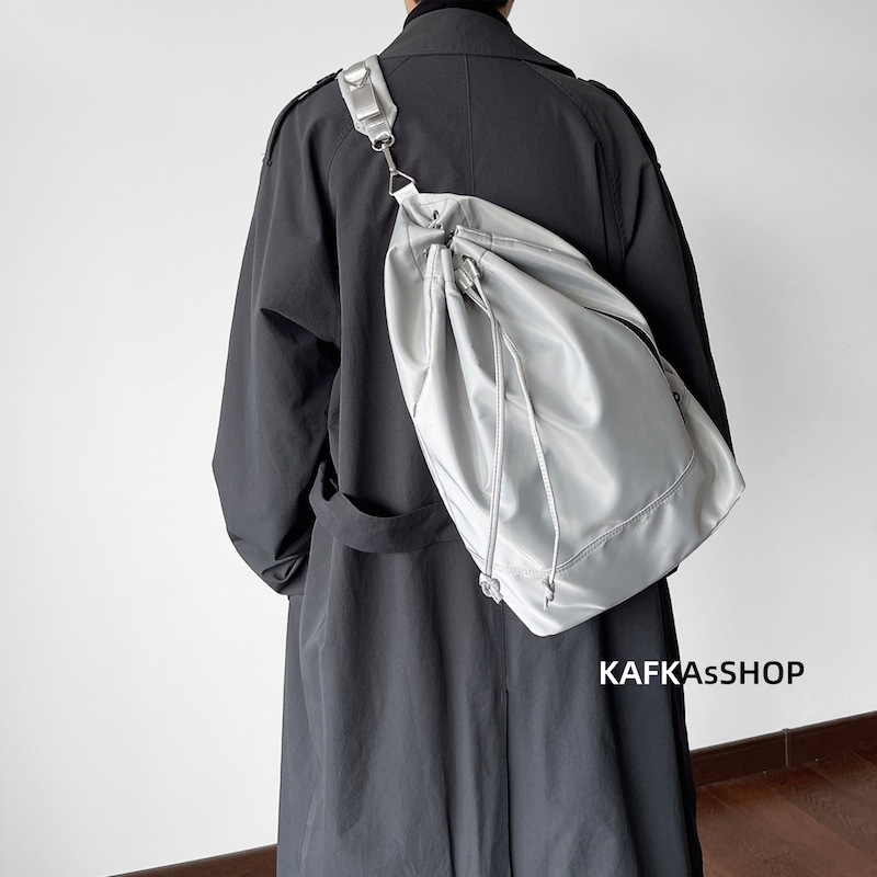 KAFKAsSHOP de un solo hombro de doble uso cubo mochila para hombres y mujeres de Corea del Sur simple personalidad de moda neutral