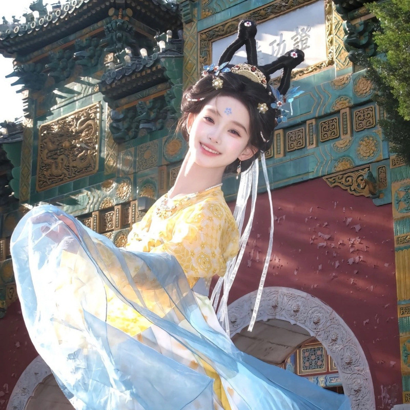 노란색 상의 + 원피스 가슴길이 스커트 (프리스카프)