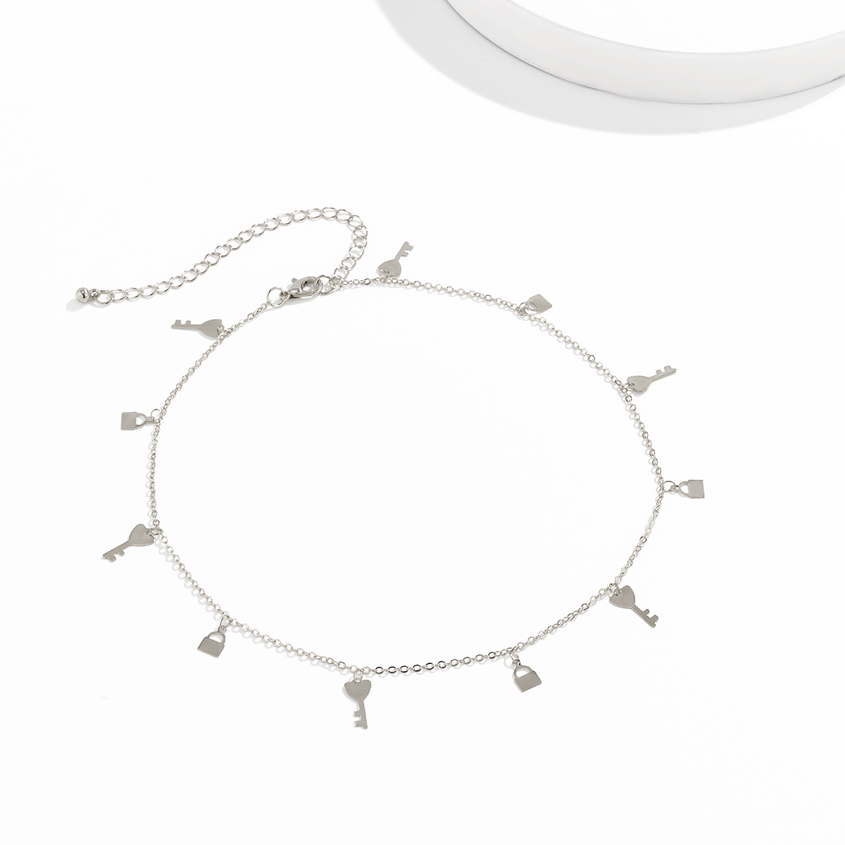 Simple ethnic style geometric lock singlelayer necklacepicture3