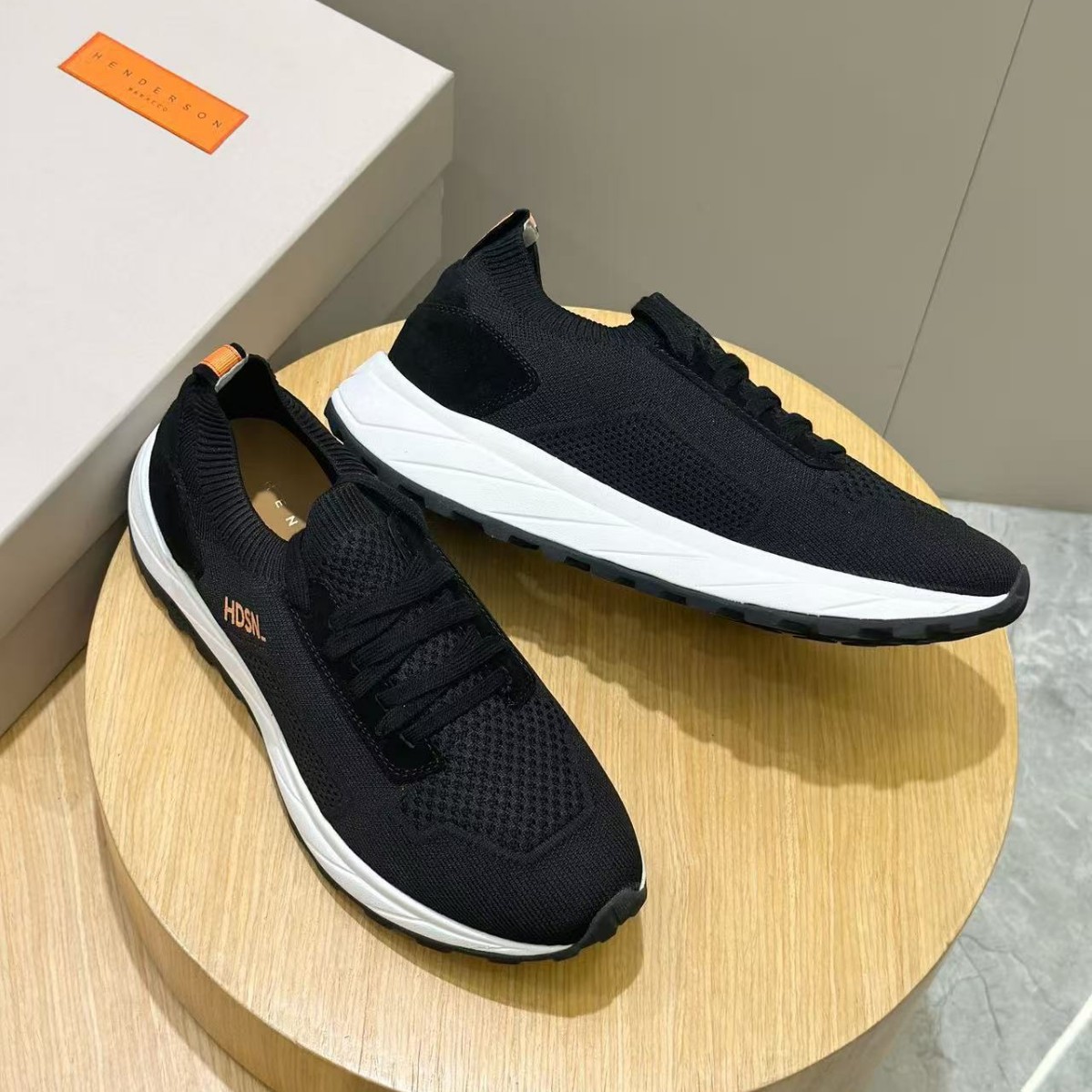 Universal comfortable casual footwear for men and women