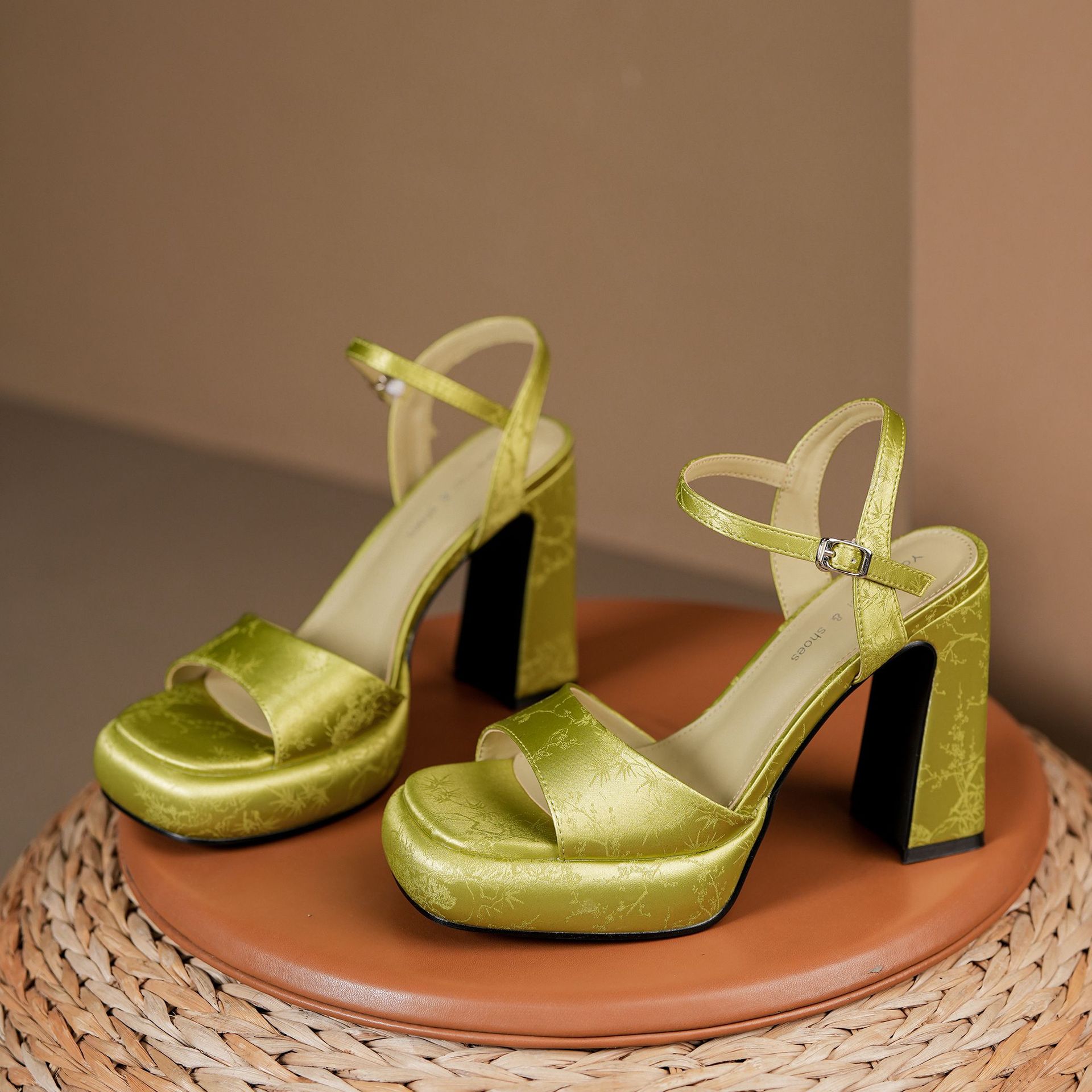 Y620-3 Open-Toe Sandals Waterproof Platform Chunky Heel Embroidered Cheongsam Banquet High Heels New Chinese Style_voghion.com