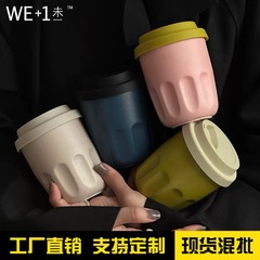 陶磁器のコーヒーのマークのコップは中を開けてまっすぐに飲むシリコンの蓋を開けます。