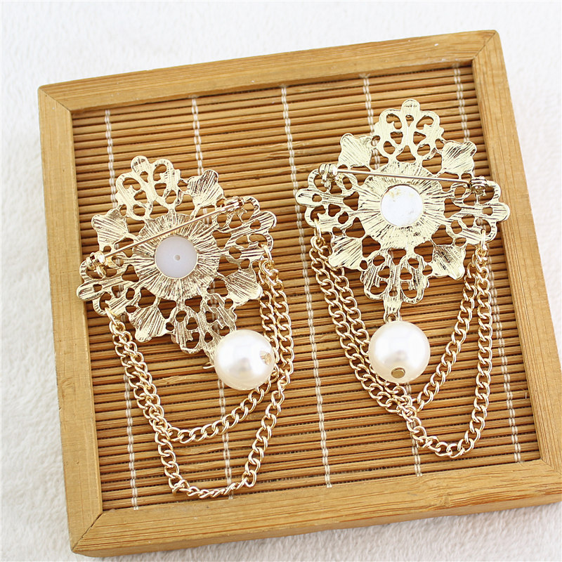 Vintage-Barock-Brosche im koreanischen Stil mit Perlen, hohler Kette und Quaste – ein Schmuckstück im luxuriösen Design._voghion.com