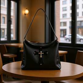 新款单肩百搭手提黑武士真皮双肩十字架时尚包包个性休闲斜挎包