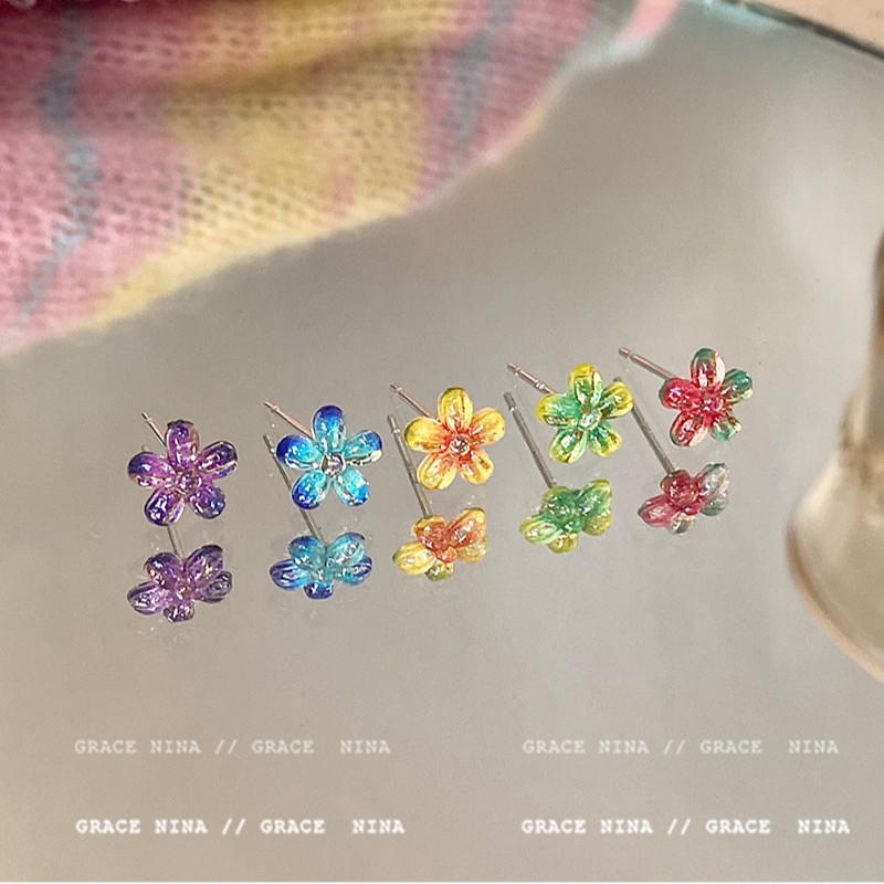 Super Fairy Gradiente Atmósfera Flores Pequeños Pendientes Moda femenina Temperamento Todo fósforo Sentido de alta gama Pendientes de primavera y verano Accesorios para orejas