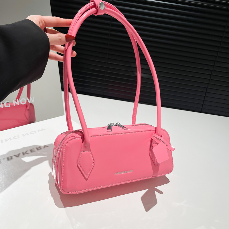 Bolso de axila de textura de alta calidad 2025 verano nuevo bolso femenino moda alfabeto bolso de hombro brillante charol marea