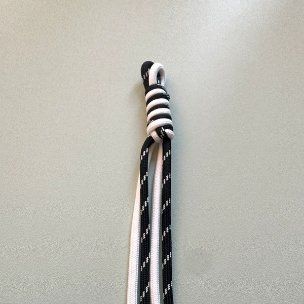 E17 knot black with white