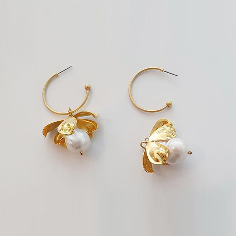 Nuevo estilo europeo y americano pétalo natural perla pendientes diseño personalizado sentido nicho marca pendientes