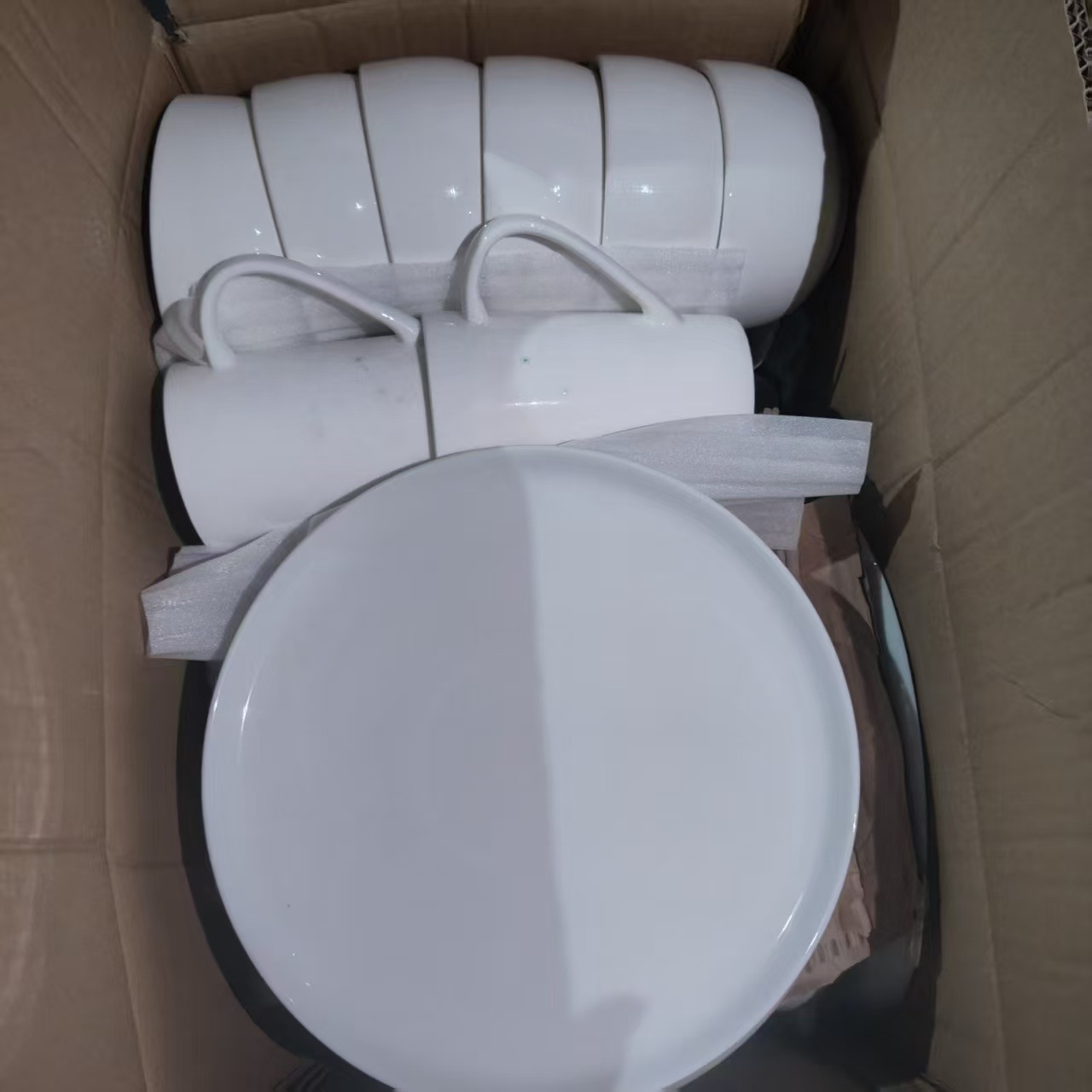 Ventas en caliente de inventario de cerámica platos y palillos de porcelana blanca cerámica africana al por mayor artículos domésticos platos y tazas y platos mercado nocturno