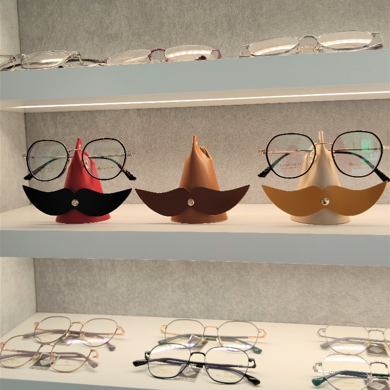 Creative Beard Glasses Display Stand Leather Sunglasses Display Props Island Counter Decoration Desktop Glasses Shelf
