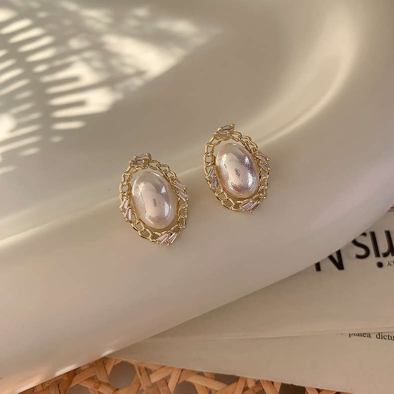 Vintage Oval Pearl Stud Earrings Wholesale Nihaojewelry display picture 1