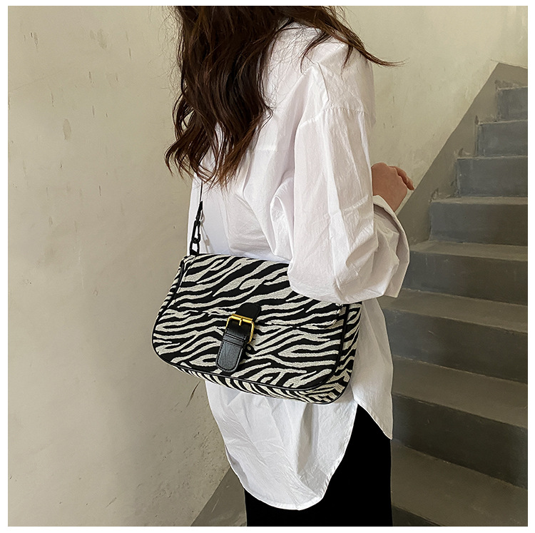 Spring Fashion Underarm One-shoulder Messenger Small Square Bag29.5*18.5*8.5cm display picture 5