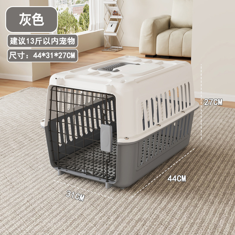 猫の航空箱猫は小型の犬で旅行箱を託送します。|undefined