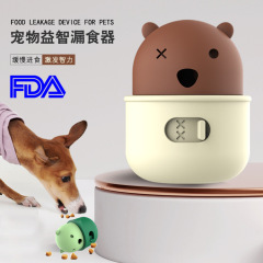 ペットのおもちゃの犬は食器を漏らして歯ぎしりします。