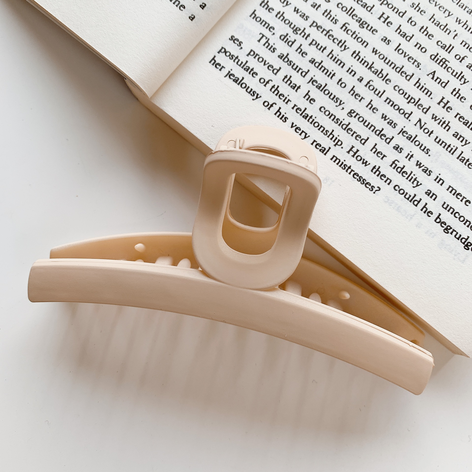 Leche marrón captura clip neto rojo 2022 Nueva horquilla trasera cabeza captura de pelo grande tiburón clip tocado horquilla para las mujeres