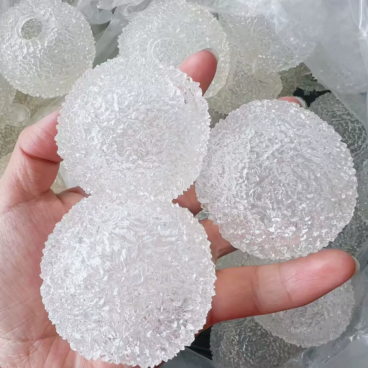 Маленькая красная книга с той же рукой