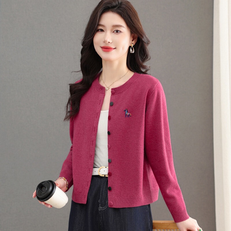 High-end, stylish, and versatile round-neck knitted cardigan with colorful buttons, a new autumn fashion item for women, designed to make you look younger, a wool sweater top High-end, stylish, and versatile round-neck knitted cardigan with colorful buttons, a new autumn fashion item for women, designed to make you look younger, a wool sweater top
