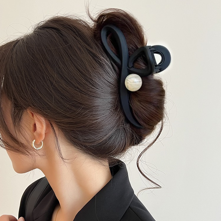 Clip de agarre de perlas de sentido avanzado, horquilla para el cabello en la parte posterior de la cabeza de las mujeres, clip de temperamento de otoño e invierno, tocado, clip de tiburón mediano, horquilla