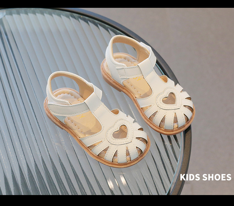 Sandali da ragazza di nuovo stile in piccola pelle traspirante scavata nella versione coreana, scarpe per bambini con suola morbida, estive_voghion.com