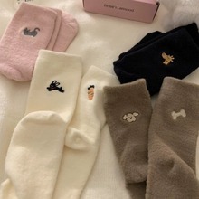 猫吃鱼左右脚ab袜子女澳绒女中筒袜加绒保暖月子袜ins卡通女袜潮