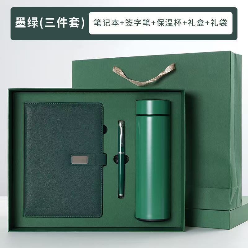 Caja de regalo verde con taza de aislamiento