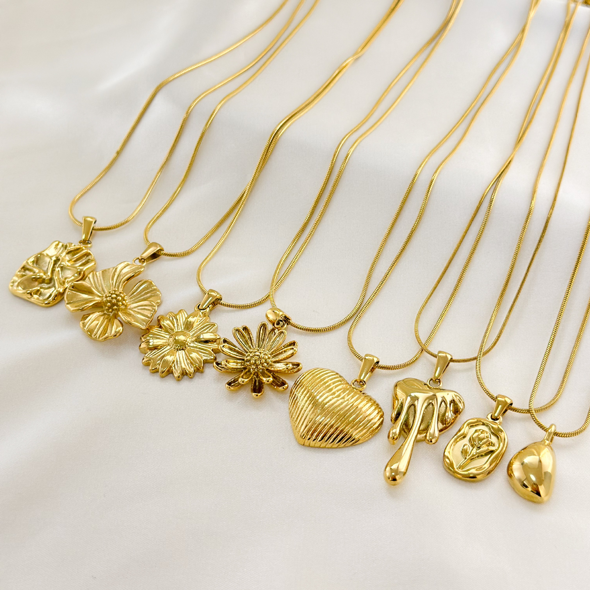 Holiday, Tea Party Occasion 304 Stainless Steel Material Wholesale Jewelry Vintage Style Simple Style Geometric Heart Shape Flower 304 Stainless Steel 18K Gold Plated Plating Pendant Necklace Twisted Rope Chain