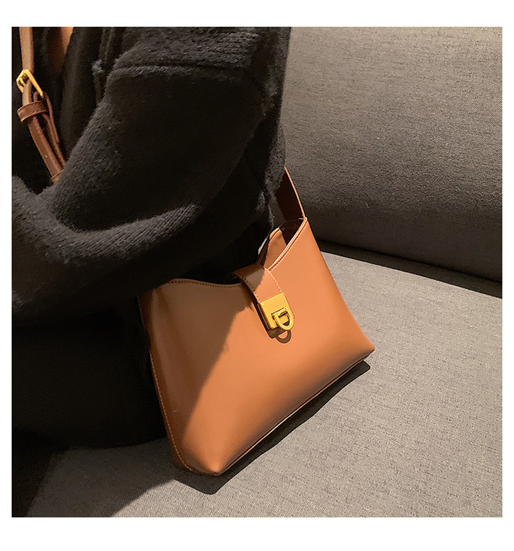 2021 New Bucket Female Bag Korean Solid Color Large-capacity Commuter Diagonal Bag display picture 126