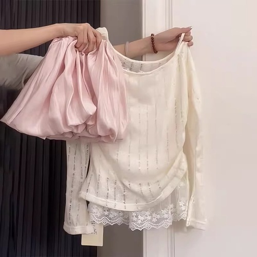 White long-sleeved T-shirt for women in a relaxed, gentle style, featuring lace details for spring fashion, designed for plus-size women to hide body curves and create a slimmer look.