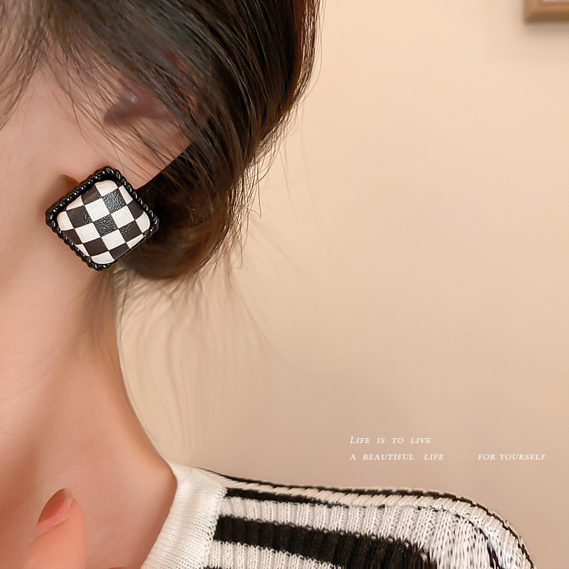 Simple Geometric Black White Contrast Color Checkered Striped Earrings display picture 3