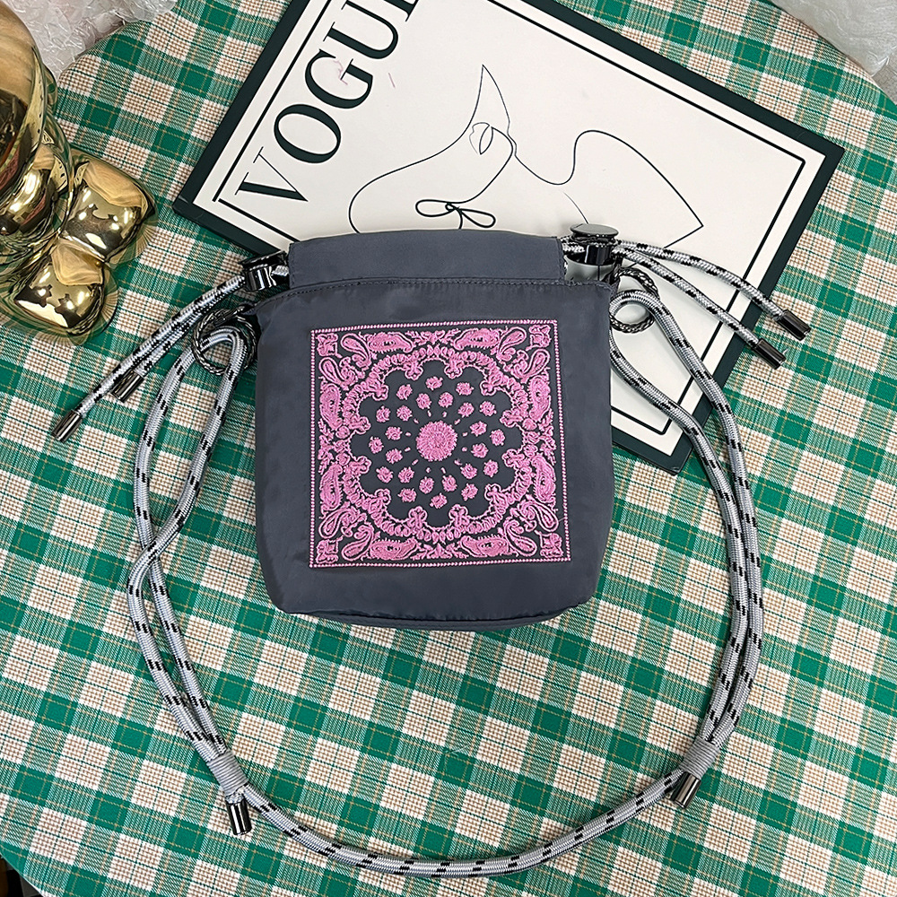 그레이 캐슈 플라워 크로스백