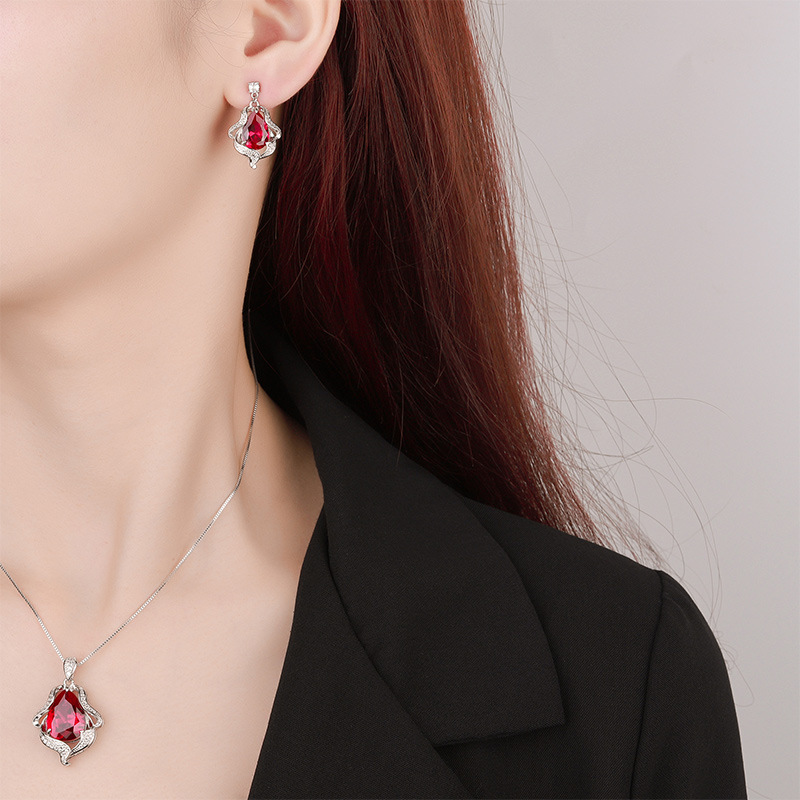 Otoño e invierno nuevo Zhuang Sheng joyería cobre inferior chapado en oro simulación rojo corindón retro gota de agua traje femenino 12*16-8*12