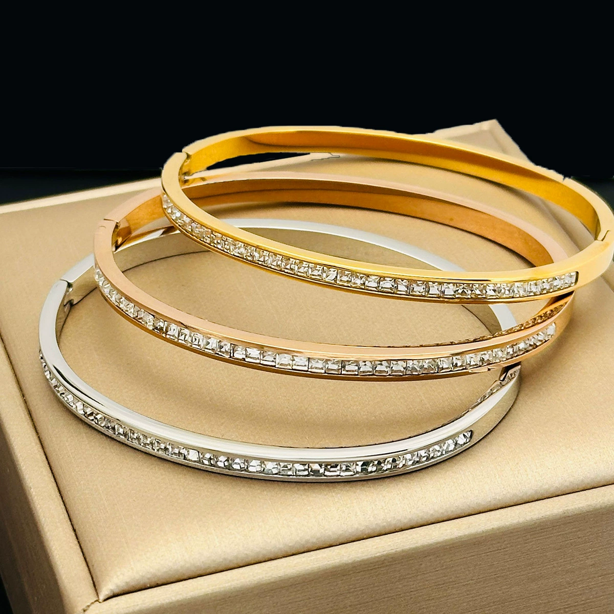 Маленькая изысканная брендовая женская bracelet из нержавеющей стали, не тускнеет, украшенный драгоценными камнями