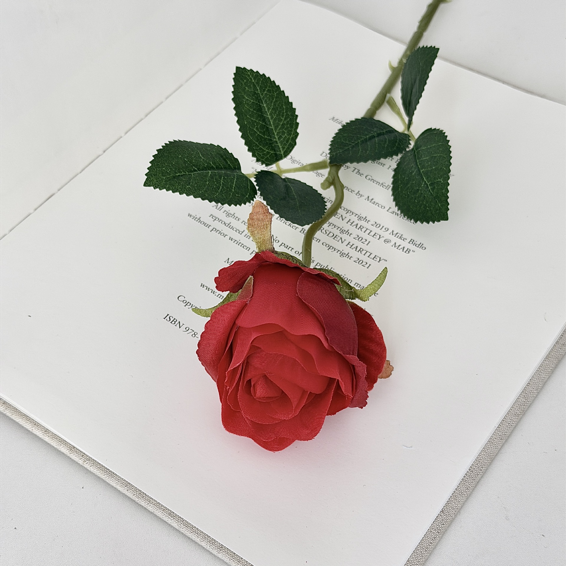 Rosas búlgaras de alta calidad imitación de seda ramo de flores falsas decoración de decoración de la mesa interior de la sala de estar