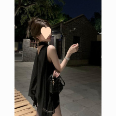 フランス式の黒い露背の袖なしの首掛けの上着の女性の甘辛い夏のデザイン感の気質の高級感のある夏のシフォンのシャツ