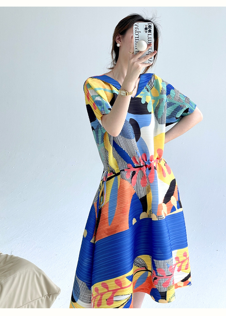 Đầm suông nữ midi in họa tiết cổ chữ V xếp ly tôn dáng eo — Màu xanh lam chi tiết 16