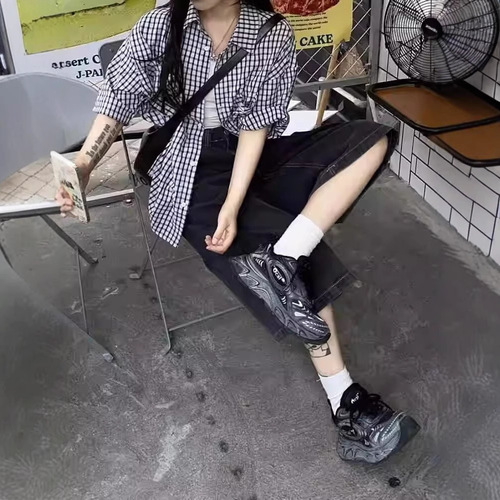 Stylish American Retro Washed Distressed Wide Leg Denim Shorts with a High Street Workwear Design, Loose and Slimming, Seven-Eighth Length