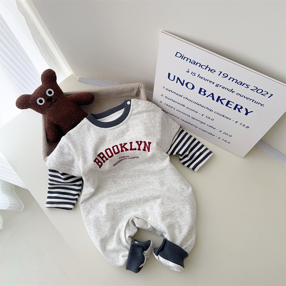 2024 otoño nuevo producto versión coreana del mono de moda y fresco estampado de letras de bebé falso traje de escalada de manga larga para bebé de dos piezas