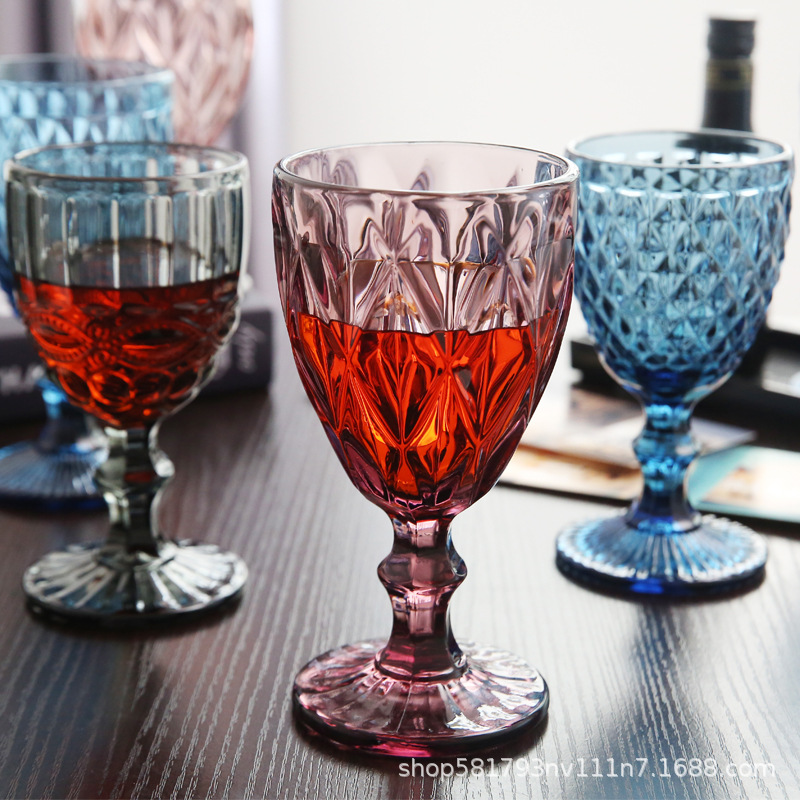 Fábrica directa de tazas de vino de vidrio en relieve retro color europeo tazas de jugo de vino al por mayor