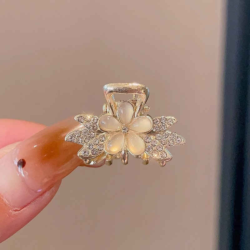 Nuevo medio lazo pelo pequeño clip simple tiburón clip accesorios para el cabello para las mujeres Pequeño clip de metal tamaño pequeño perla horquilla rota 2024