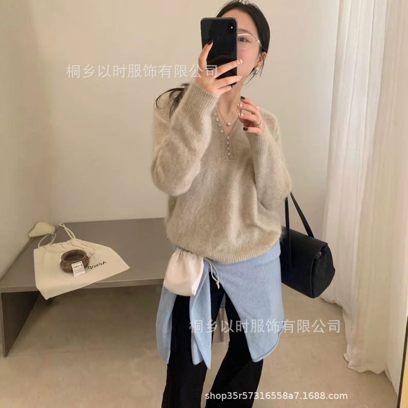 【YISHI】Puyuan autumn and winter new collection: women's soft and comfortable sweater with a V-neck, made of a blend of merino wool and cashmere, featuring a brushed finish and multiple buttons