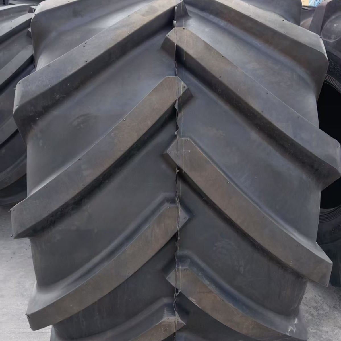 现货供应工程机械轮胎  820/60-26.5人字花纹 运梁机运输车轮胎