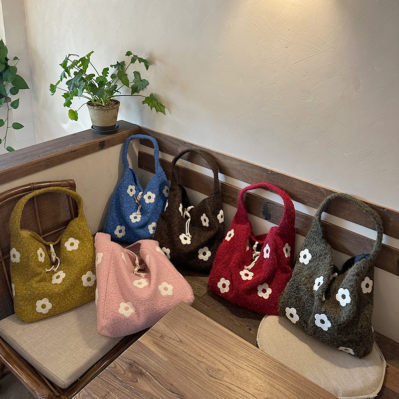 秋冬新款毛绒云朵刺绣单肩甜美文艺森系韩版托特包包女