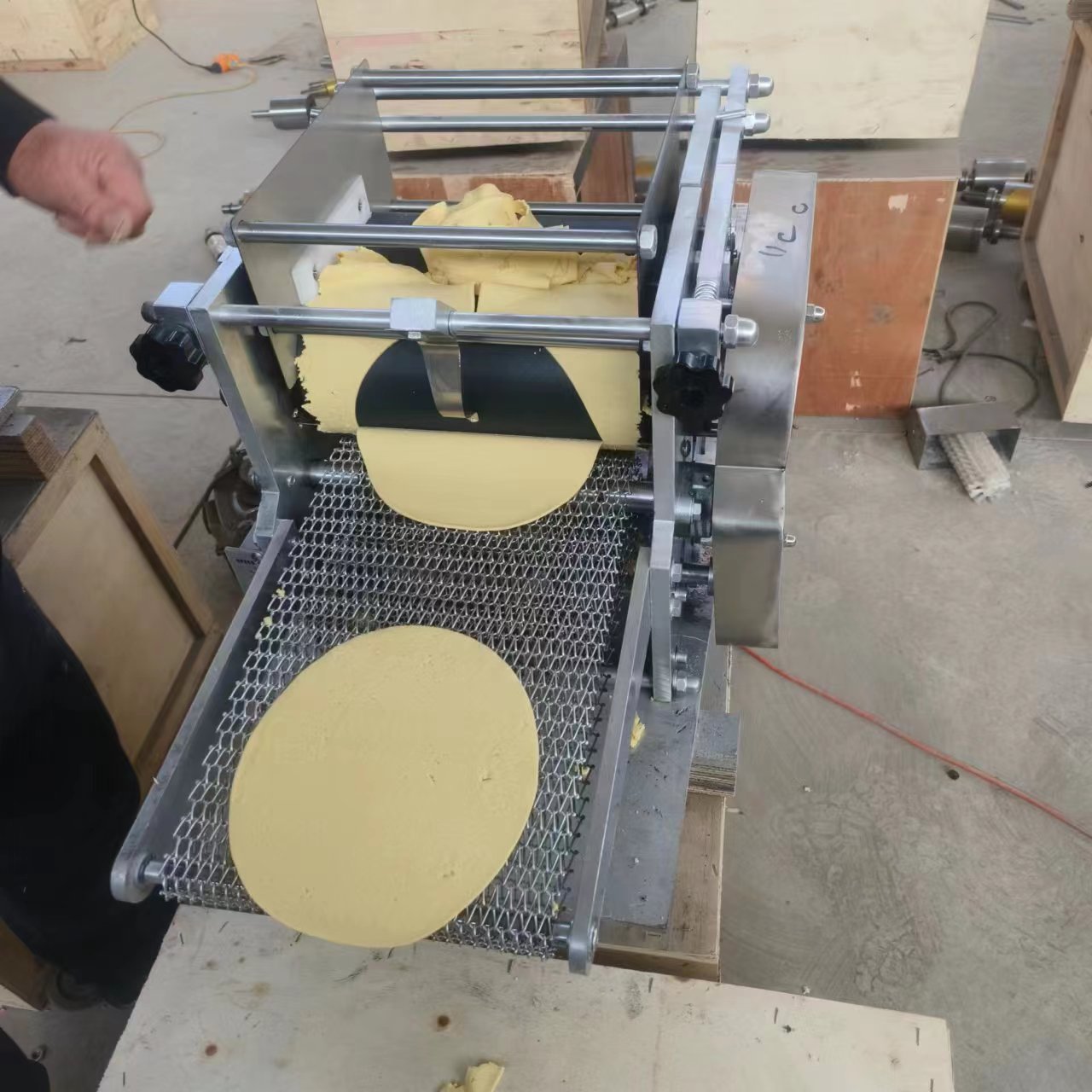 Máquina para hacer tortillas mexicanas, máquina pequeña para tortillas de maíz multigrano, máquina para hacer tortillas totalmente automática, equipo de exportación para comercio exterior.