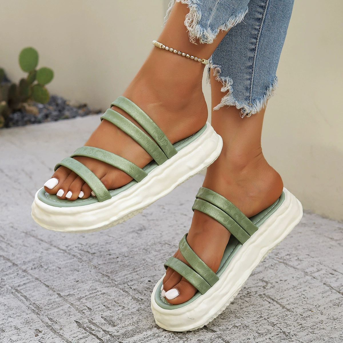 Горячая продажа летних новых женских кроссовок простой простой сплошной цвет круглой головы с открытыми пальцами и эластичными ножками для кексов с толстым дном на плоском каблуке сандалии