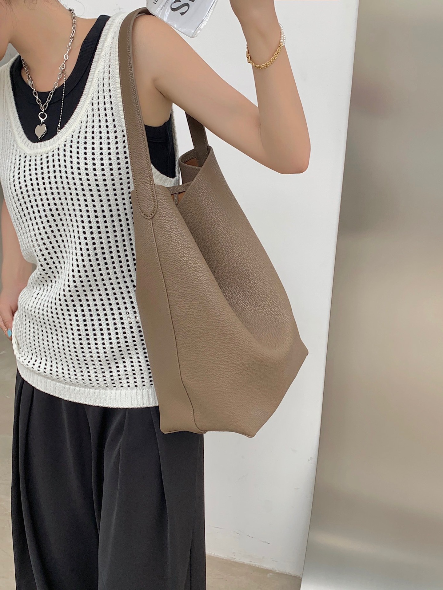 牛革トートバッグ女性のための 2025 新しいシングルショルダー大容量ショッピングバッグカジュアル怠惰なスタイル脇の下バッグ通勤バッグ