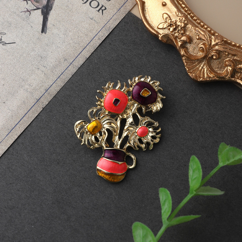 New fashion retro Baroque brooch female enamel plant animal pin accessories in stock wholesale one-piece delivery