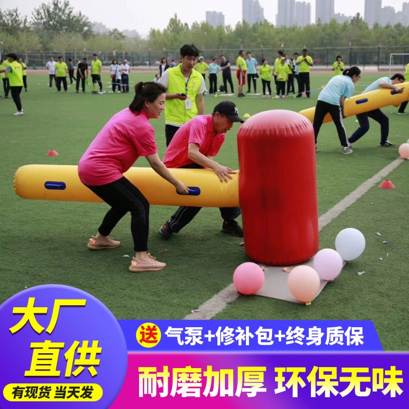 Веселые спортивные игры, надувные и решенные, гигантский негабаритный молот громового молота разбивает воздушный шар, строительное оборудование