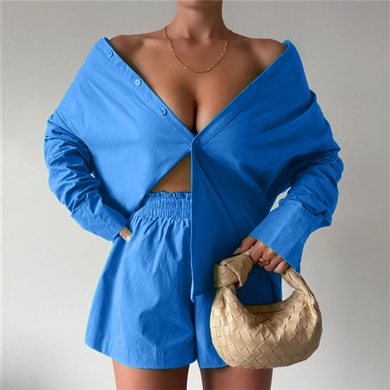 Conjunto de dos piezas formado por camisa y pantalón corto elástico y botonadura sencilla, a juego con el color, para mujer._voghion.com