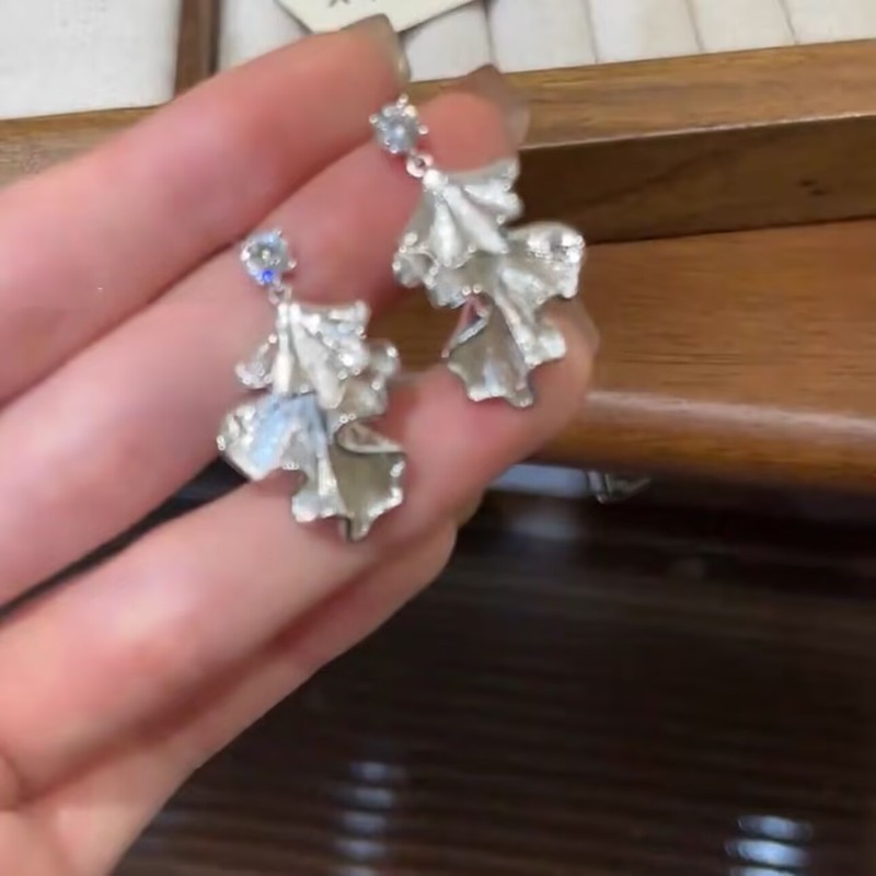 银色不规则杏叶裙摆耳环女2025年新款独特耳钉小众设计高级感耳饰|undefined